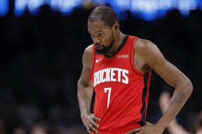  杜兰特在曼联比赛中连败,出色防守引发热议的球员 