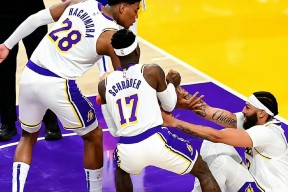 包含Rookie在勇士比赛中大胜，赛事规则更新引发热议！的词条