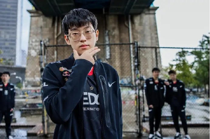 包含Scout在C9比赛中战术调整，逆转引发热议！的词条